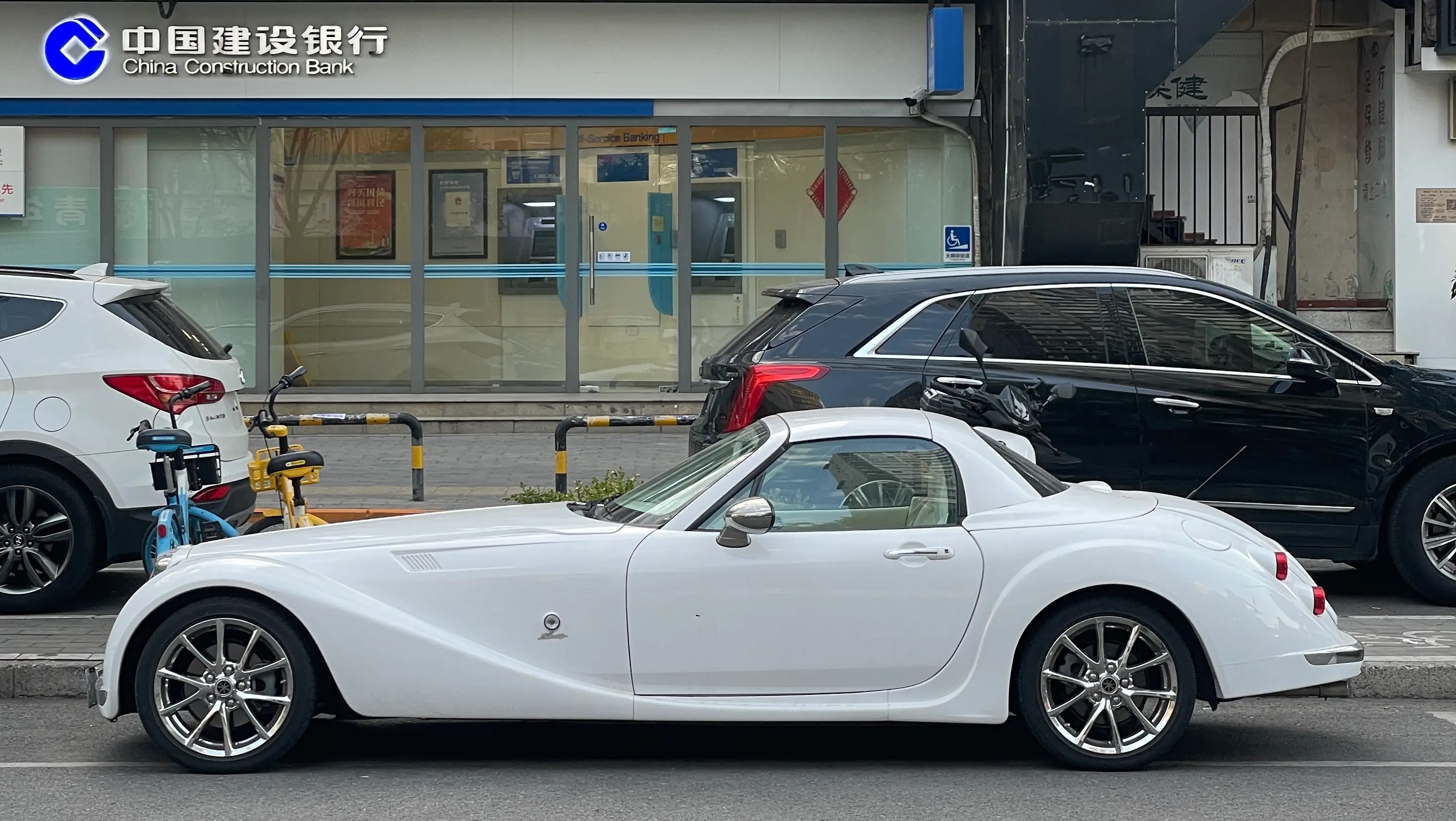 我在街头看到的一辆造型别致的汽车 - Himiko(卑弥呼)
