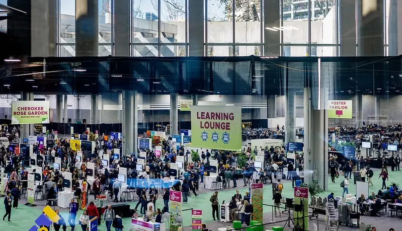 图 1: KubeCon NA 2025 现场照片