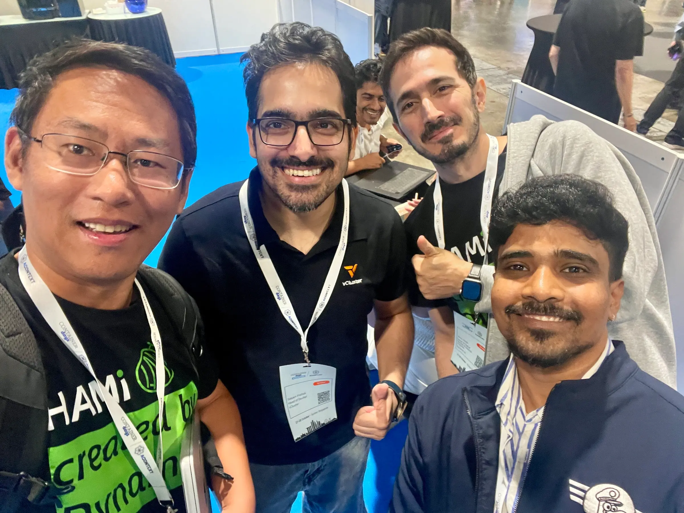 图 3: 与部分参会社区朋友的合影(ContainerDays Singapore 2026),从左到右为 Jimmy Song、Saiyam Pathak, Reza Jelveh、Sagar Utekar