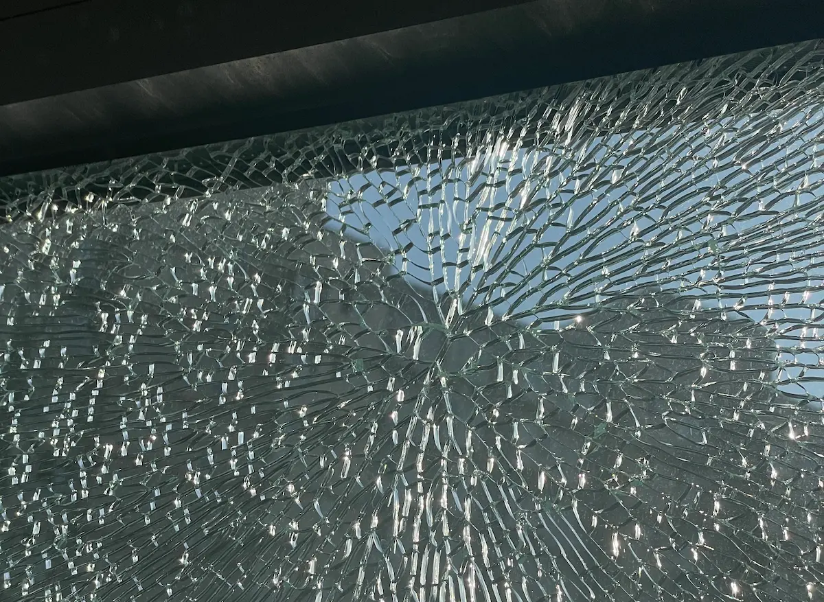 图 1: 自爆的玻璃