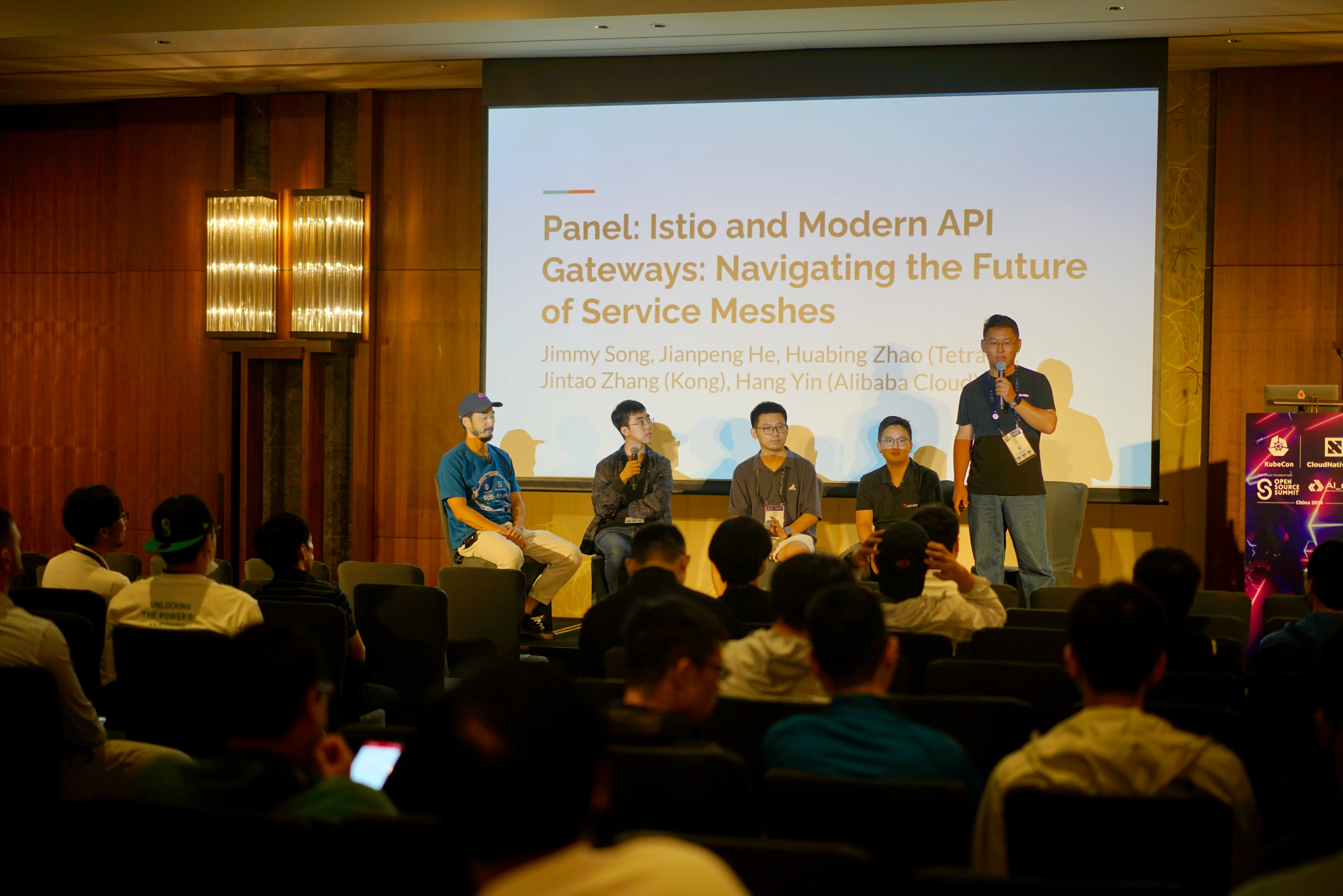 KubeCon China 2024 Istio 和现代 API 网关的圆桌论坛