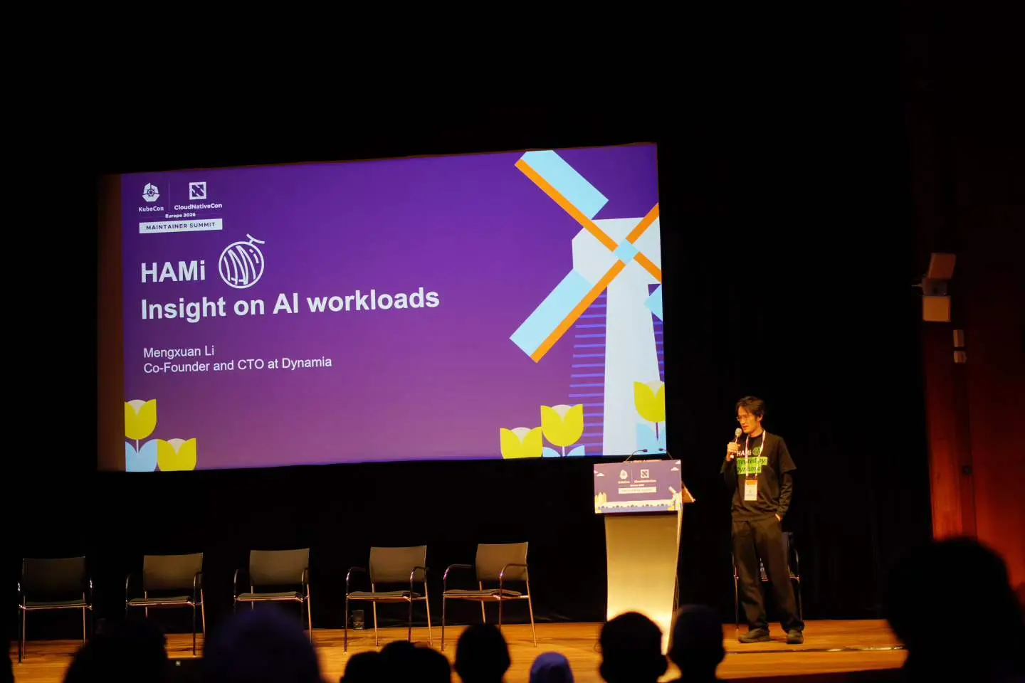 图 4: 「Dynamia 密瓜智能」CTO 李孟轩在 KubeCon EU 2026 Maintainer Summit 上分享 HAMi 的设计理念和实践经验