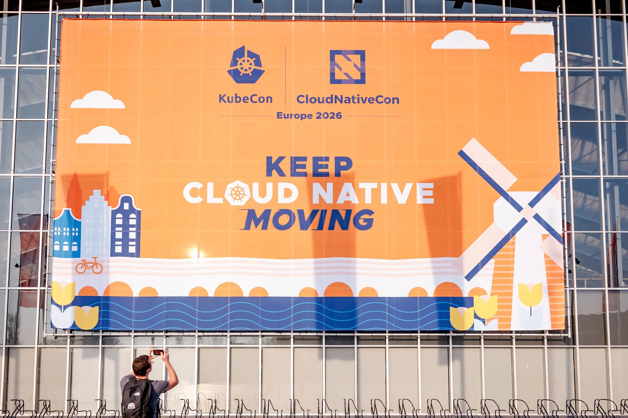 图 1: KubeCon EU 2026 的 slogan：Keep Cloud Native Moving，本次会议注册人数超过 1.3 万人，再次成为注册人数最多的一届 KubeCon。