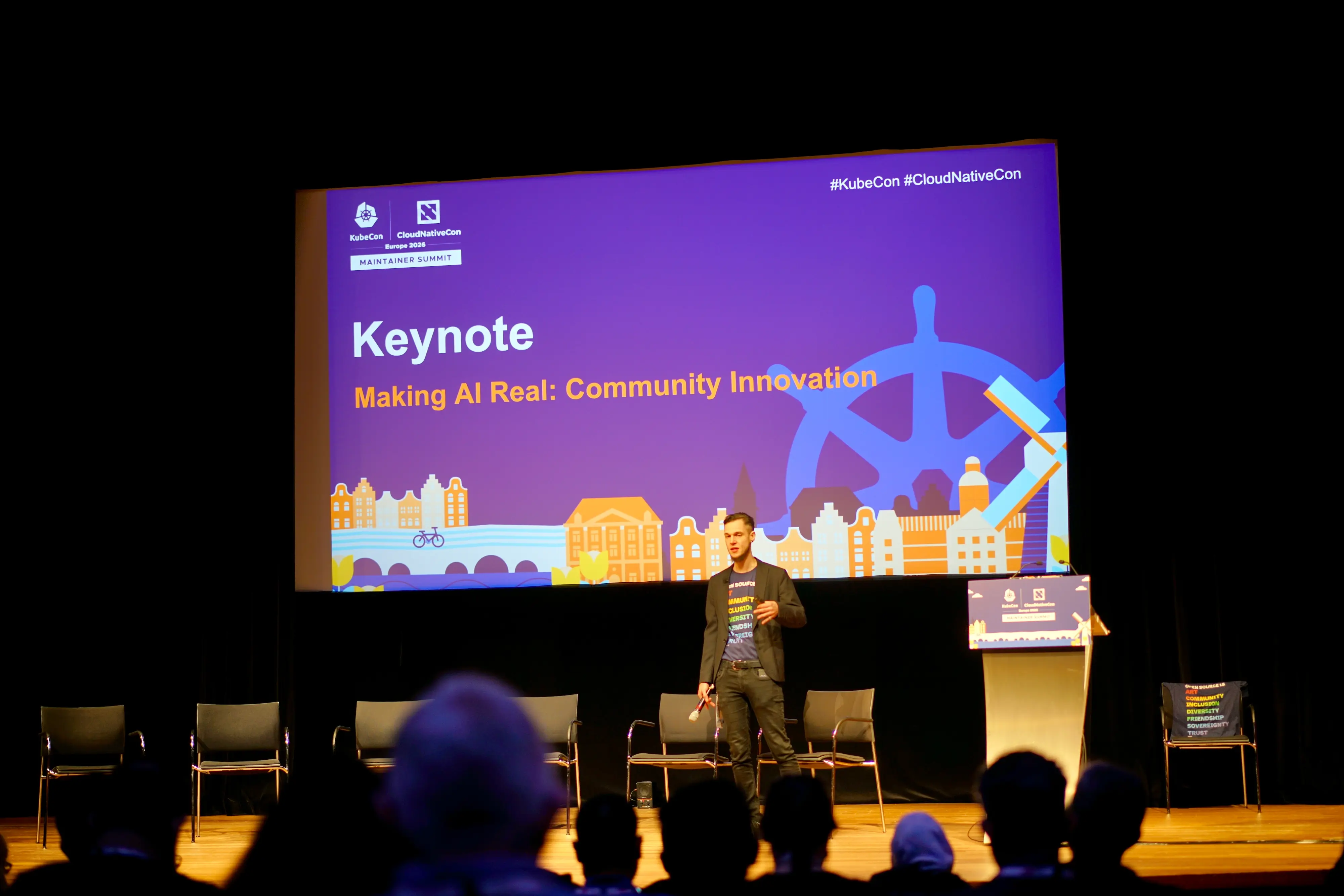 图 2: KubeCon 正式开始前的 Maintainer Summit，AI 成了唯一话题