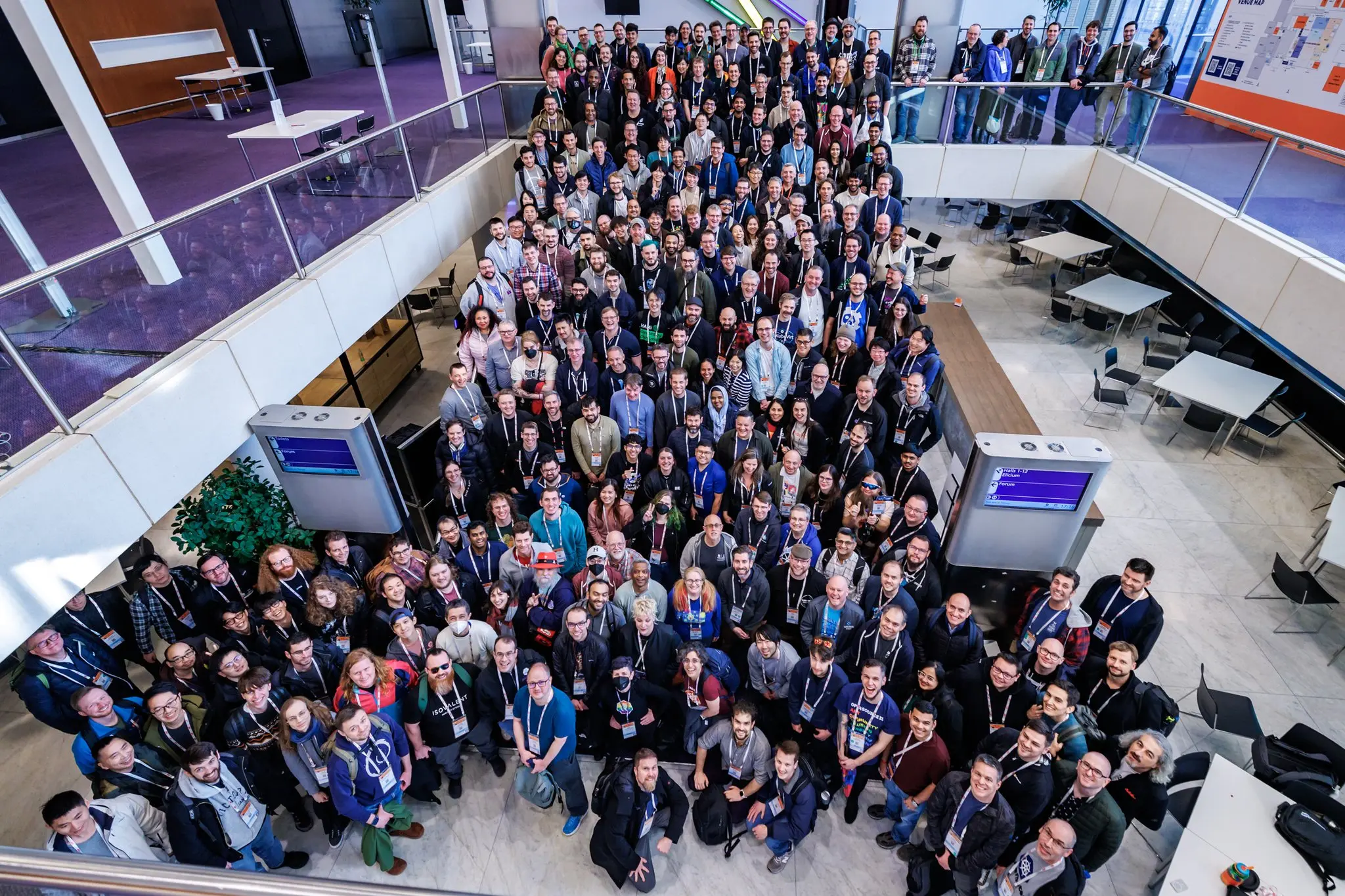 图 3: 云原生社区的贡献者依然活跃，参加 KubeCon EU 2026 的 Maintainer Summit 的人群显示云原生社区的活力。