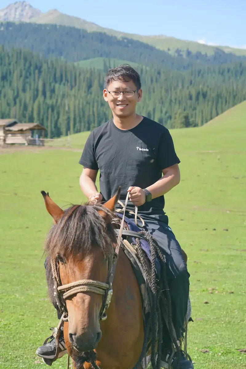 琼库什台骑马