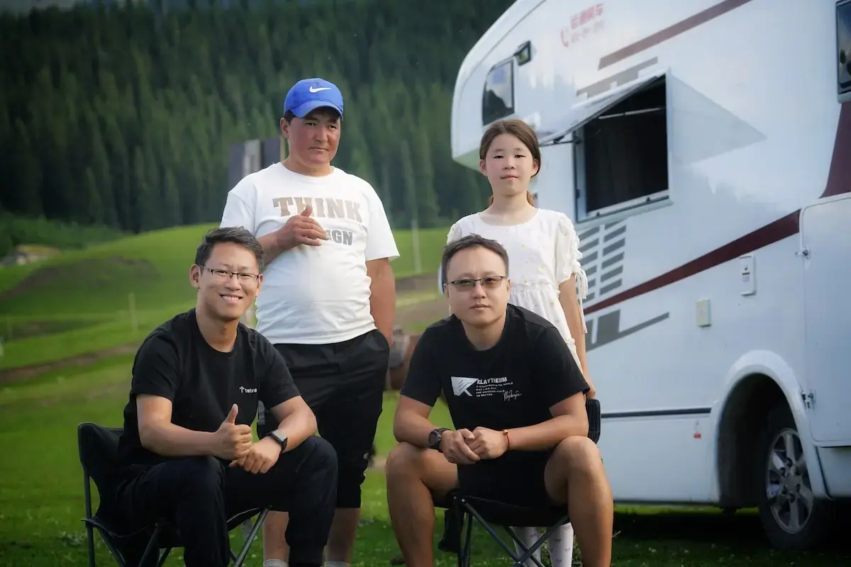 在琼库什台村与哈萨克族村民在一起